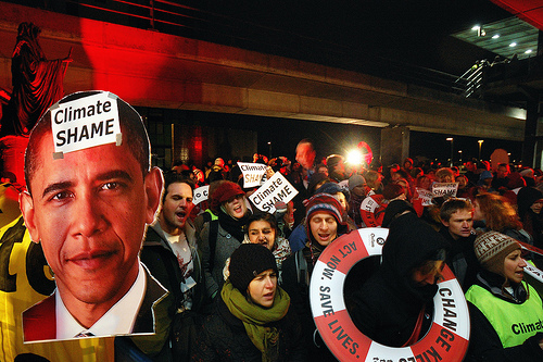 Manifestação contra a postura americana  em Copenhague, durante as negociações sobre mudanças climáticas em 2009. Foto do Greenpeace da Finlândia/Flickr