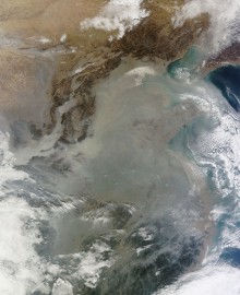 Imagem da Agência Espacial dos EUA, a Nasa, mostra o leste da China totalmente encoberto por uma densa camada de poluição.