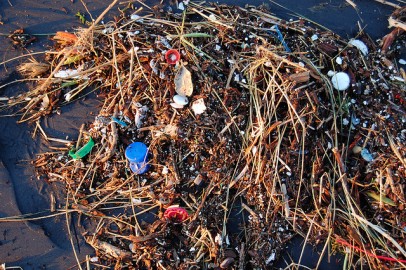 Lixo em praia de San Francisco, Califórnia. Foto de Kevin Krejci/Flickr