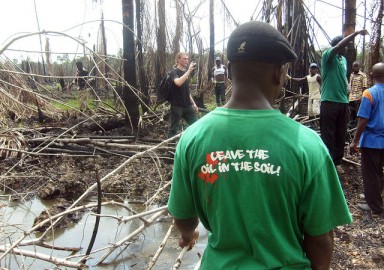 Militantes ambientais da Nigéria e da Noruega inspecionam área contaminada no delta do rio Niger, em 2010. Foto de  Sosialistisk Ungdom/Flickr 