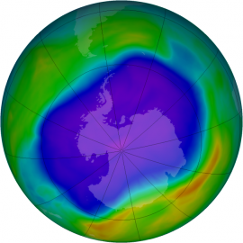 Imagem do buraco da camada de ozônio sobre a Antártica no seu auge, em 2006. Imagem da NASA. Áreas roxas e azuis indicam baixa concentração, áreas vermelhas apresentam alta concentração do gás
