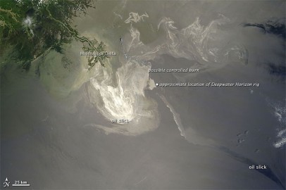 Imagem produzida pela NASA, a agência espacial americana, em 24 de maio de 2010, com indicações do local da plataforma e da expansão da mancha de óleo.Note a proximidade com o Delta do Rio Mississippi