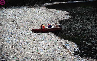 Voluntários limpam rio e represa na Bulgária. Foto de  Dimitar Dilkoff/ Plastic Pollution Coalition/Flickr