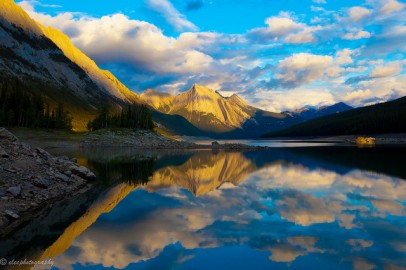 Medicine Lake, Parque Nacional de Jasper, no Canadá. Foto de Esther Lee/Flickr