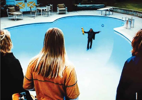 Cena do filme Lords of Dogtown, em que skatistas da Califórnia, nos Estados Unidos, aproveitam a seca para fazer manobras em piscinas vazias