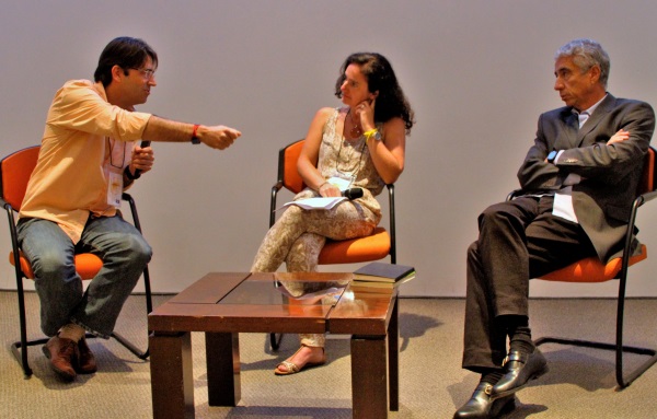 Tasso Azevedo (à esq.), Amália Safatle e José Eli da Veiga, durante o primeiro painel do 