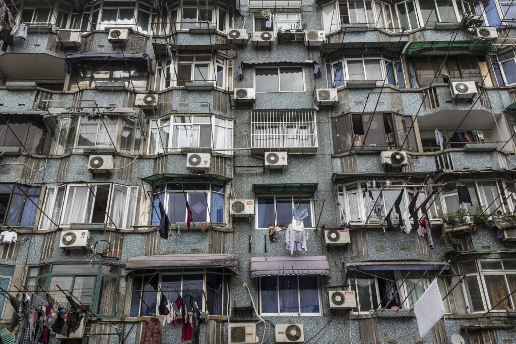 Equipamentos de ar-condicionado em edifício na China. Nos últimos anos, houve uma proliferação dessa tecnologia nos países emergentes, em particular na Índia (foto: Pixabay/Creative Commons)