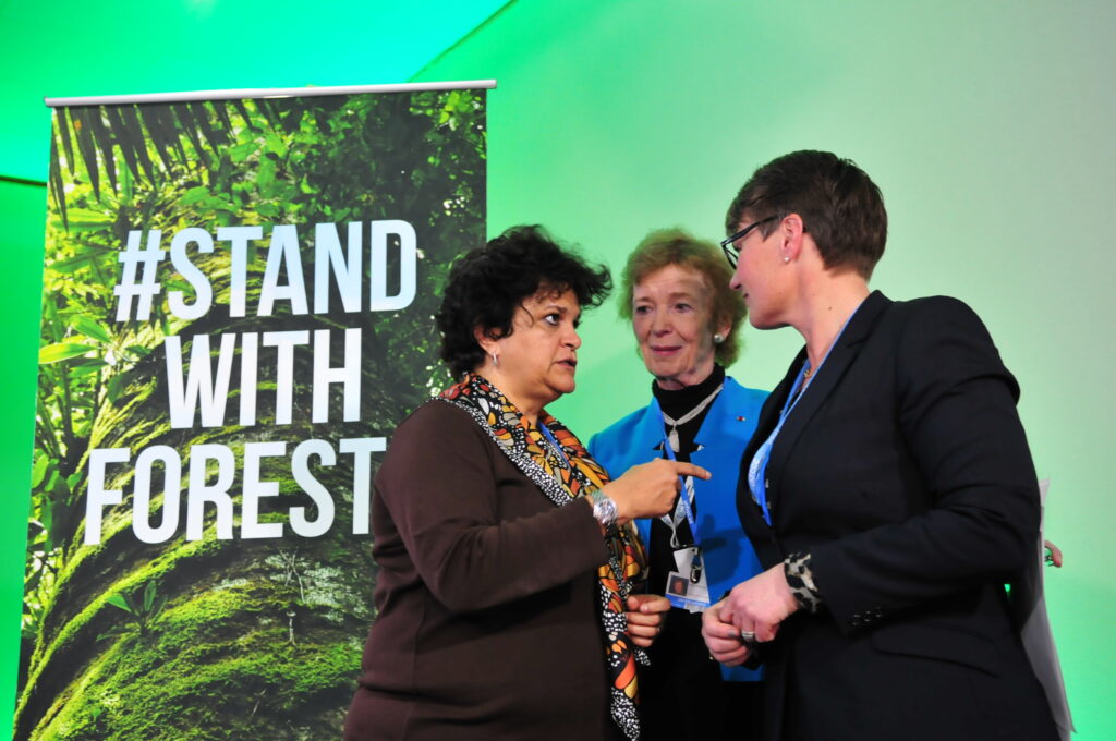 Ministra Izabella Teixeira (à esq.) conversa com a ministra norueguesa do Meio Ambiente, Tine Sundtoft (à dir.), e com Mary Robinson, assessora especial da ONU para clima (foto: Paulo de Araújo/MMA)