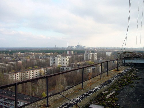 Vista aérea da usina de Chernobyl, tirada do telhado de um edifício residencial abandonado na cidade de Pripyat (foto: Jason Minshull/Wikimedia/domínio público)
