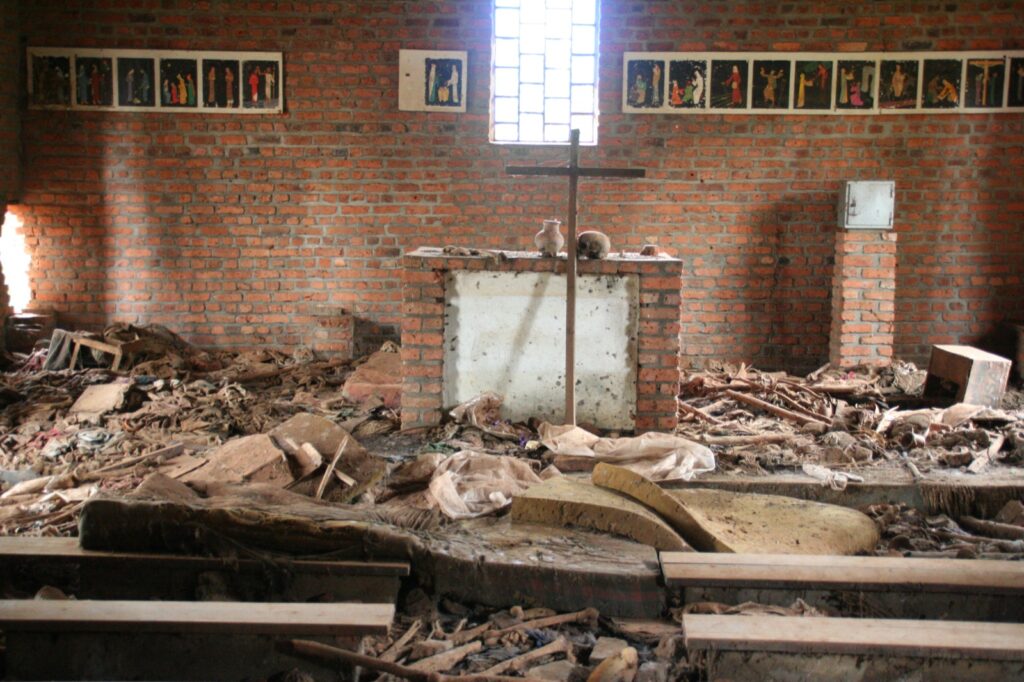 Ruínas da igreja católica de Ntarama, onde 5 mil Tutsis foram executados por soldados ruandeses e milicianos das Interahamwe (foto: Scott Chacon/Wikimedia/Creative Commons)