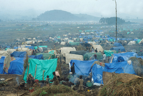 Campo de refugiados ruandeses em Kimbumba, no antigo Zaire, atual República Democrática do Congo (foto: U.S. Centers for Disease Control and Prevention/Domínio Público)