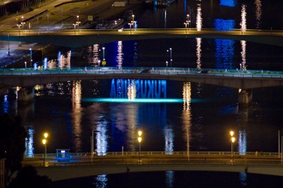 Obra de Julius Popp sobre o desastre de Fukushima na ponte Boieldieu, em Rouen, norte da França. Foto de zigazou76/Flickr