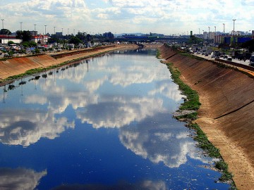 Rio Tietê, passando por São Paulo. Foto de Pilotin / Via Flickr