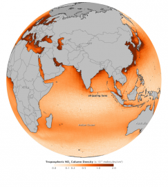 Mapa da NASA indicando a concentração de NO2 atmosférico, com destaque para áreas de tráfego intenso de navios 