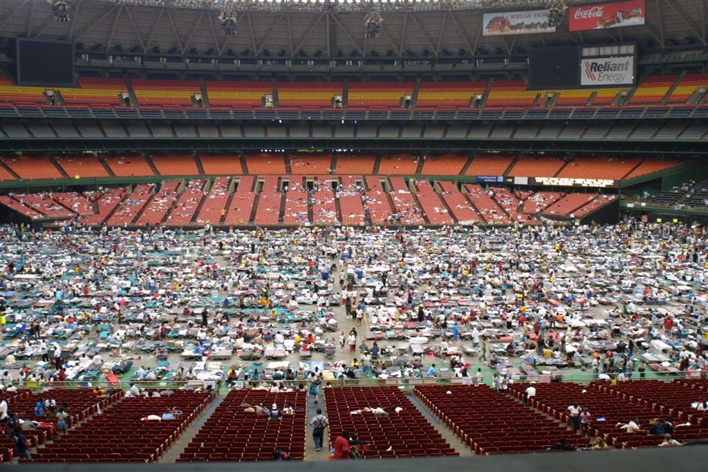 Refugiados de Nova Orleans concentrados no Louisiana Superdome em 03 de setembro de 2005 (foto: tiger_in_houston/Flickr)