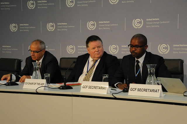 Co-presidentes do grupo negociador do novo acordo climático, Ahmed Djoghlaf (à esquerda) e Dan Reifsnyder (no centro), durante coletiva de imprensa em Bonn (foto: UNFCCC/Flickr)