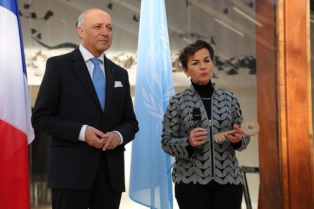 Laurent Fabius, ministro do Exterior da França, e Christiana Figueres, secretária-executiva da UNFCCC, durante cerimônia de entrega do espaço do Le Bourget para a ONU (foto: UNFCCC/Flickr)