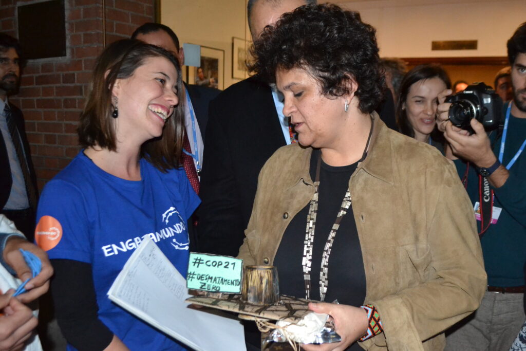 Raquel Rosenberg (à dir.) entrega o "Troféu Cara-de-Pau" à ministra do Meio Ambiente, Izabella Teixeira (foto: Divulgação Engajamundo)